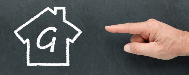 Diagnostic de performance énergétique G à la craie et montrer du doigt