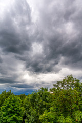 Obraz premium Dunkle Gewitterwolken ziehen auf