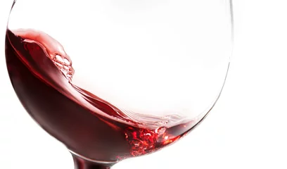 Deurstickers Wijn Golf van rode wijn in een glas dat op witte achtergrond wordt geïsoleerd
