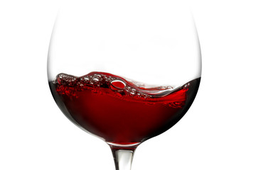 rode wijn in een glas dat op witte achtergrond wordt geïsoleerd