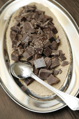 scaglie di cioccolato dentro un vassoio con cucchiaio