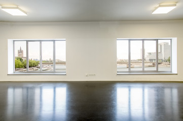 Fototapeta premium Leere Innenraum mit dem Blick auf Köln