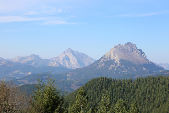 paisaje monta&ntilde;oso udalaitz y amboto pa&iacute;s vasco euskadi U84A3724-f17