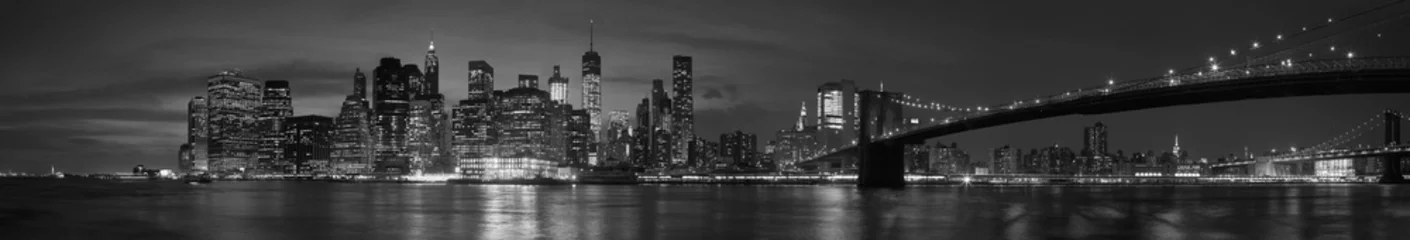  New York City met Brooklyn Bridge, iconisch skyline-panorama & 39 s nachts in zwart-wit © andersphoto