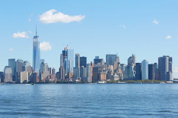 Fototapeta na wymiar New York city skyline view in a clear sunny day