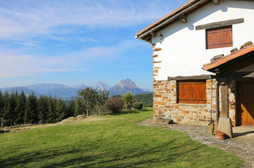 casa rural de montaña con el monte udalaitz de fondo país vasco euskadi U84A3666-f17 © txakel