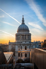 Obraz premium Sonnenuntergang hinter der St. Pauls Kathedrale in London