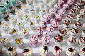 Dolci vari in porzioni monodose scrgierati su un tavolo colorati a forma