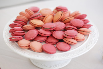 macaron color rosa e arancione su piatto bianco