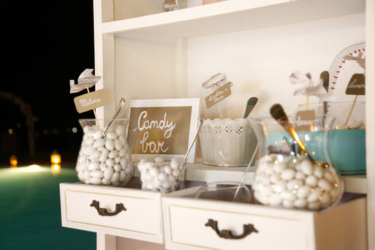 Foto Stock ampolle di vetro con dentro caramelle e confetti sullo sfondo