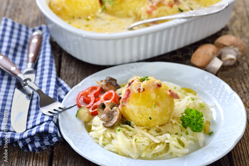 &amp;quot;Gratinierter Kartoffelknödel mit Speck und Champignons auf warmem ...