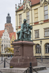 Fototapeta na wymiar Denkmal mit Bronzestatue des Schriftstellers Aleksander Fredro an der Südseite des Großen Rings (Marktplatz) in Breslau