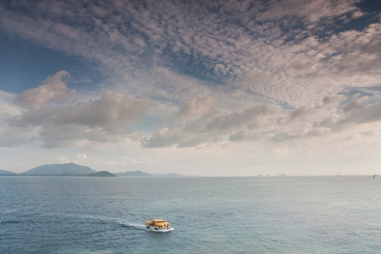 Wolkenstimmung &uuml;ber dem Meer mit Personenboot