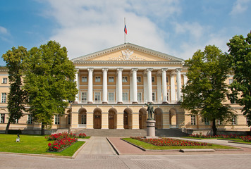 Obraz premium Facade of the Smolny Institute and a Lenin statue Saint-Petersburg, Russia