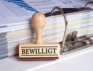 Bewilligt Stempel im Büro mit Ordner - Bewilligung und Genehmigung eines Antrags