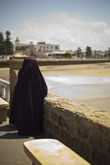Zwei Frauen mit Burka am Meer