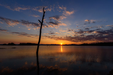 Fototapeta na wymiar sunset at the lake