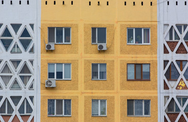 Obraz premium Vintage background wall with windows of a multistory building