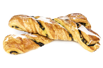 pâtisserie tressé fourré sur fond blanc