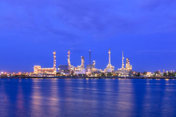 Obraz na płótnie Canvas Oil refinery on water front at twilight