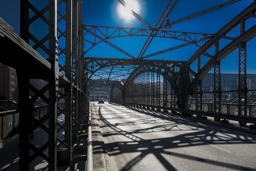 M&uuml;nchen Hackerbr&uuml;cke bei wolkenlosem tiefblauen Himmel, Blick Richtung S&uuml;den, Weg zum Oktoberfest