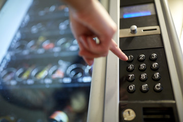 hand pushing button on vending machine keyboard - obrazy, fototapety, plakaty