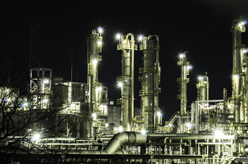 夜の工場プラント