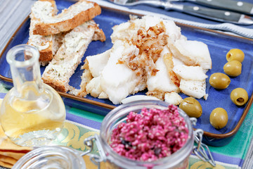 Gebratenes Kabeljaufilet mit Quinoa Salat mit Roter Beete und Chiasamen