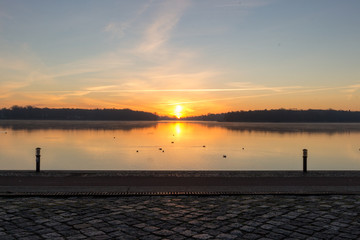 Obraz premium Der Sonnenaufgang in der Stadt