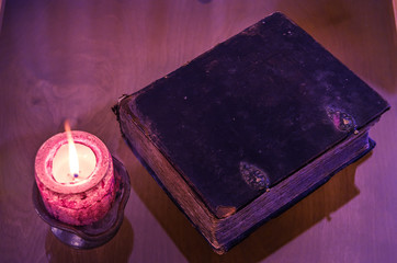 Buch mit Kerze