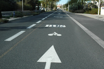 Signalisation horizontale : couloir réservé pour bus et vélos.