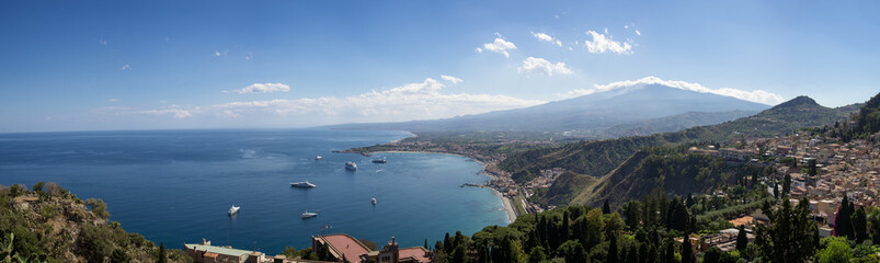 Fototapeta na wymiar Vista da Taormina, Sicilia, Etna
