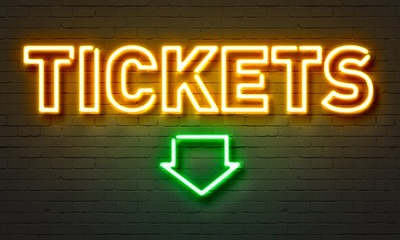 Obraz premium Tickets neon sign on brick wall background.