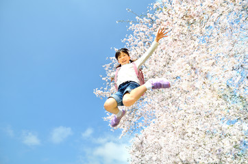 桜と小学生の女の子