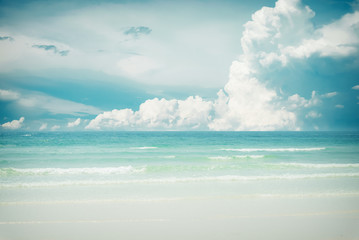 Rocznik tropikalna plaża (seascape) w lecie. Krajobraz nadmorski. ton koloru efekt vintage. - 137530244