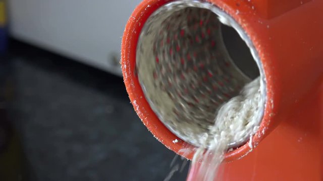 Hand grinder for nuts
