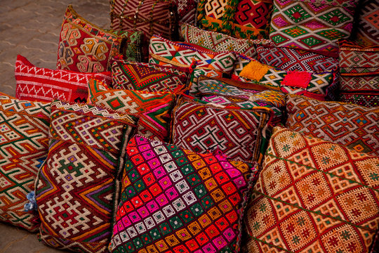 Bunte Kissen auf dem Basar in Marrakesh