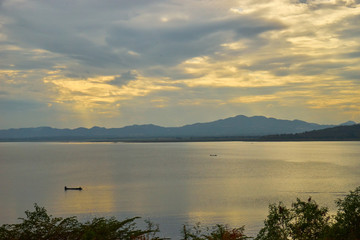 Obraz na płótnie Canvas lake lamtakong