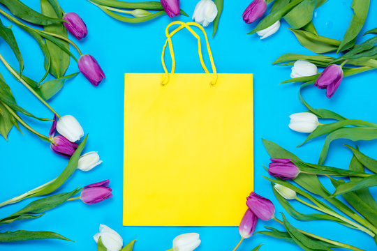 shopping bag and tulips