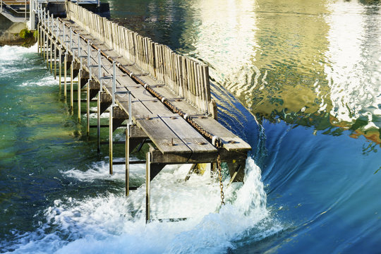 Geschmeidige Wasserkraft (Historisches Nadelwehr der Reuss als Abflu&szlig;regulierung des Vierwaldst&auml;ttersees in Luzern)