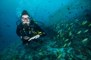Fotobehang Woman scuba diver exploring sea bottom © Jag_cz