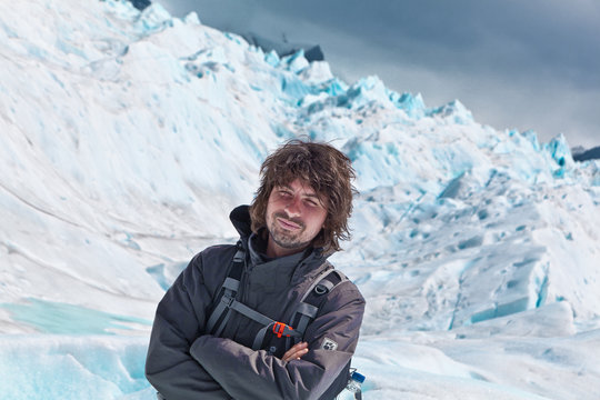 Wanderer auf dem Gletscher Perito Moreno in Argentinien