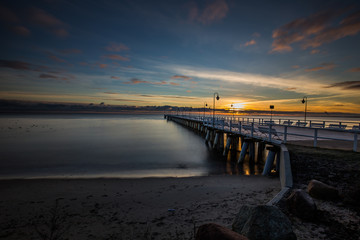 Obraz premium Bajeczny, kolorowy wschód słońca nad molem w Orłowie, Gdynia Polska