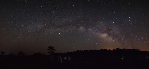 Obraz premium Panorama milky way galaxy. Long exposure photograph.With grain