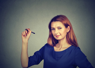 Obraz premium woman writing something on gray wall background with copy space