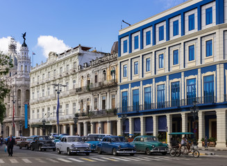 Oldtimer halten an einer Kreuzung auf der Hauptmasse in Havanna City Kuba - Serie Kuba 2016 Reportage