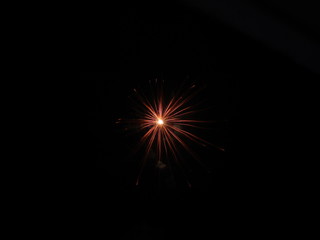 Orangenes Feuerwerk am Himmel