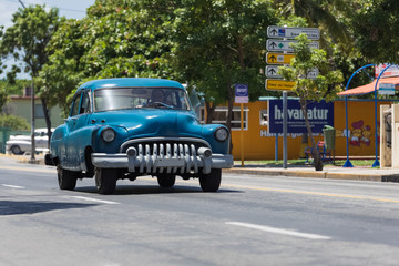 Blauer Oldtimer fährt durch Varadero Kuba - Serie Kuba Reportage