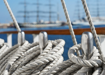 Obraz premium Fragment of deck pleasure craft. Ropes and rope 