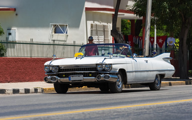 Weisser Cabriolet Oldtimer auf der Straße in Varadero Kuba - Serie Kuba Reportage